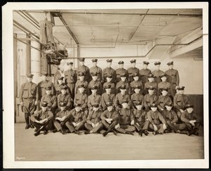 1928年ニューヨーク、イーストハーレム、111 East 128th Streetにあるキャロリンランドリーの制服を着たドライバーと配達員のグループポートレート（銀ゼラチンプリント）